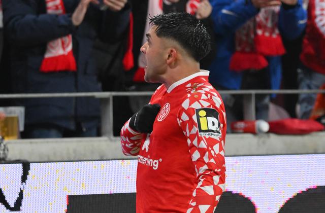 20 February 2026, Rheinland-Pfalz, Mainz: Mainz's Nadiem Amiri celebrates scoring his side's first goal during the German Bundesliga soccer match between FSV Mainz 05 and Hamburger SV at Mewa Arena. Photo: Torsten Silz/dpa - WICHTIGER HINWEIS: Gemäß den Vorgaben der DFL Deutsche Fußball Liga bzw. des DFB Deutscher Fußball-Bund ist es untersagt, in dem Stadion und/oder vom Spiel angefertigte Fotoaufnahmen in Form von Sequenzbildern und/oder videoähnlichen Fotostrecken zu verwerten bzw. verwerten zu lassen.