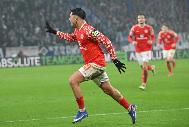 20 February 2026, Rheinland-Pfalz, Mainz: Mainz's Nadiem Amiri celebrates scoring his side's first goal during the German Bundesliga soccer match between FSV Mainz 05 and Hamburger SV at Mewa Arena. Photo: Torsten Silz/dpa - WICHTIGER HINWEIS: Gemäß den Vorgaben der DFL Deutsche Fußball Liga bzw. des DFB Deutscher Fußball-Bund ist es untersagt, in dem Stadion und/oder vom Spiel angefertigte Fotoaufnahmen in Form von Sequenzbildern und/oder videoähnlichen Fotostrecken zu verwerten bzw. verwerten zu lassen.