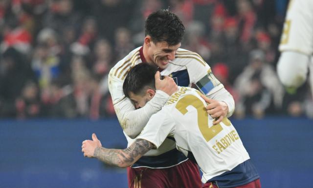 20 February 2026, Rheinland-Pfalz, Mainz: Hamburger's Fabia Viera (R) celebrates scoring his side's first goal with teammate Nicolas Capaldo during the German Bundesliga soccer match between FSV Mainz 05 and Hamburger SV at Mewa Arena. Photo: Torsten Silz/dpa - WICHTIGER HINWEIS: Gemäß den Vorgaben der DFL Deutsche Fußball Liga bzw. des DFB Deutscher Fußball-Bund ist es untersagt, in dem Stadion und/oder vom Spiel angefertigte Fotoaufnahmen in Form von Sequenzbildern und/oder videoähnlichen Fotostrecken zu verwerten bzw. verwerten zu lassen.