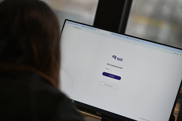 FILED - 19 January 2026, Hesse, Bensheim: A pupil at the Karl Kuebel School in Bensheim uses artificial intelligence (AI) in class and looks at a screen with the entrance portal to the AI chatbot Celli. Photo: Michael Brandt/dpa