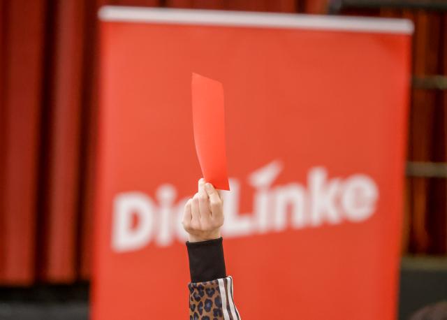 21 February 2026, Bremen: Delegates hold up a voting card during a vote at the 36th state party conference of the Left Party in Bremen and Bremerhaven in the hall of the Bürgerzentrum Neue Vahr in Bremen. The focus of the conference on Saturday will be the regular elections to the state executive committee. Photo: Focke Strangmann/dpa
