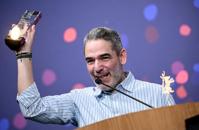 21 February 2026, Berlin: Fernando Eimbcke is delighted to receive the Morgenpost Readers' Jury Award for the film "Moscas" at the independent jury awards ceremony at the Berlinale. The 76th Berlin International Film Festival will take place from February 12 to 22, 2026. Photo: Britta Pedersen/dpa