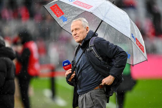 21 February 2026, Bavaria, Munich: Former Freiburg coach Christian Streich pictured prior to the start of the German Bundesliga soccer match between Bayern Munich and Eintracht Frankfurt at Allianz Arena. Photo: Harry Langer/dpa - WICHTIGER HINWEIS: Gemäß den Vorgaben der DFL Deutsche Fußball Liga bzw. des DFB Deutscher Fußball-Bund ist es untersagt, in dem Stadion und/oder vom Spiel angefertigte Fotoaufnahmen in Form von Sequenzbildern und/oder videoähnlichen Fotostrecken zu verwerten bzw. verwerten zu lassen.
