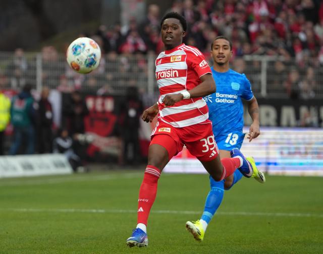 21 February 2026, Berlin: Union Berlin's Derrick Koehn (L) and Bayer Leverkusen's Arthur battle for the ball during the German Bundesliga soccer match between 1. FC Union Berlin and Bayer Leverkusen at An der Alten Försterei. Photo: Soeren Stache/dpa - WICHTIGER HINWEIS: Gemäß den Vorgaben der DFL Deutsche Fußball Liga bzw. des DFB Deutscher Fußball-Bund ist es untersagt, in dem Stadion und/oder vom Spiel angefertigte Fotoaufnahmen in Form von Sequenzbildern und/oder videoähnlichen Fotostrecken zu verwerten bzw. verwerten zu lassen.