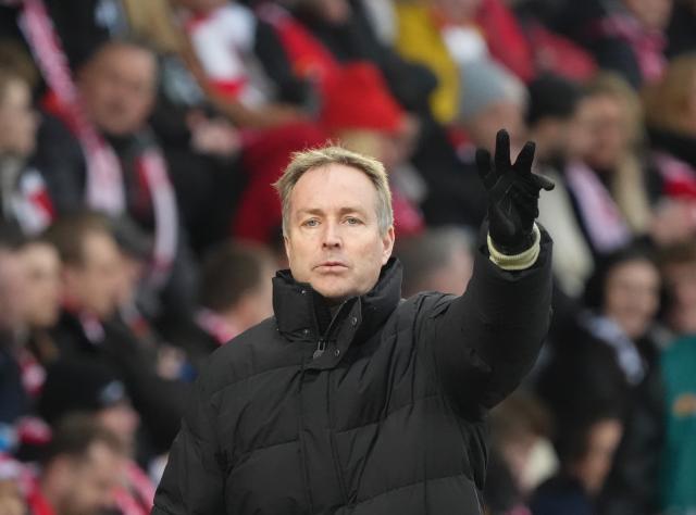 21 February 2026, Berlin: Bayer Leverkusen head coach Kasper Hjulmand gestures on the sideline during the German Bundesliga soccer match between 1. FC Union Berlin and Bayer Leverkusen at An der Alten Försterei. Photo: Soeren Stache/dpa - WICHTIGER HINWEIS: Gemäß den Vorgaben der DFL Deutsche Fußball Liga bzw. des DFB Deutscher Fußball-Bund ist es untersagt, in dem Stadion und/oder vom Spiel angefertigte Fotoaufnahmen in Form von Sequenzbildern und/oder videoähnlichen Fotostrecken zu verwerten bzw. verwerten zu lassen.