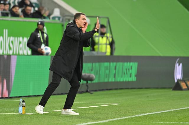 21 February 2026, Lower Saxony, Wolfsburg: Wolfsburg coach Daniel Bauer gestures on the sideline during the German Bundesliga soccer match between VfL Wolfsburg and FC Augsburg at Volkswagen Arena. Photo: Swen Pförtner/dpa - WICHTIGER HINWEIS: Gemäß den Vorgaben der DFL Deutsche Fußball Liga bzw. des DFB Deutscher Fußball-Bund ist es untersagt, in dem Stadion und/oder vom Spiel angefertigte Fotoaufnahmen in Form von Sequenzbildern und/oder videoähnlichen Fotostrecken zu verwerten bzw. verwerten zu lassen.