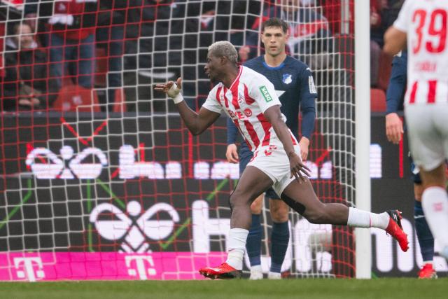 21 February 2026, North Rhine-Westphalia, Cologne: Cologne's Ragnar Ache celebrates scoring his side's first goal during the German Bundesliga soccer match between 1. FC Cologne and TSG 1899 Hoffenheim at RheinEnergieStadion. Photo: Marius Becker/dpa - WICHTIGER HINWEIS: Gemäß den Vorgaben der DFL Deutsche Fußball Liga bzw. des DFB Deutscher Fußball-Bund ist es untersagt, in dem Stadion und/oder vom Spiel angefertigte Fotoaufnahmen in Form von Sequenzbildern und/oder videoähnlichen Fotostrecken zu verwerten bzw. verwerten zu lassen.
