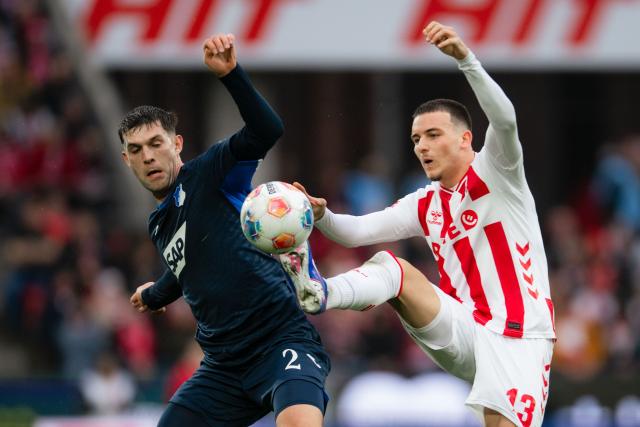 21 February 2026, North Rhine-Westphalia, Cologne: Cologne's Said El Mala (R) and Hoffenheim's Robin Hranac battle for the ball during the German Bundesliga soccer match between 1. FC Cologne and TSG 1899 Hoffenheim at RheinEnergieStadion. Photo: Marius Becker/dpa - WICHTIGER HINWEIS: Gemäß den Vorgaben der DFL Deutsche Fußball Liga bzw. des DFB Deutscher Fußball-Bund ist es untersagt, in dem Stadion und/oder vom Spiel angefertigte Fotoaufnahmen in Form von Sequenzbildern und/oder videoähnlichen Fotostrecken zu verwerten bzw. verwerten zu lassen.