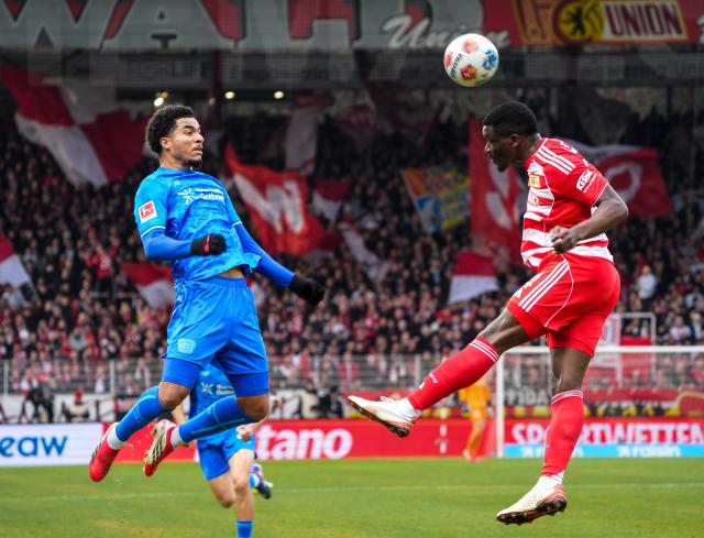 21 February 2026, Berlin: Union Berlin's Stanley Nsoki (R) and Bayer Leverkusen's Malik Tillman battle for the ball during the German Bundesliga soccer match between 1. FC Union Berlin and Bayer Leverkusen at An der Alten Försterei. Photo: Soeren Stache/dpa - WICHTIGER HINWEIS: Gemäß den Vorgaben der DFL Deutsche Fußball Liga bzw. des DFB Deutscher Fußball-Bund ist es untersagt, in dem Stadion und/oder vom Spiel angefertigte Fotoaufnahmen in Form von Sequenzbildern und/oder videoähnlichen Fotostrecken zu verwerten bzw. verwerten zu lassen.