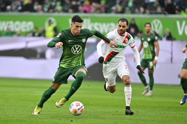 21 February 2026, Lower Saxony, Wolfsburg: Wolfsburg's Adam Daghim (L) and Augsburg's Alexis Claude-Maurice battle for the ball during the German Bundesliga soccer match between VfL Wolfsburg and FC Augsburg at Volkswagen Arena. Photo: Swen Pförtner/dpa - WICHTIGER HINWEIS: Gemäß den Vorgaben der DFL Deutsche Fußball Liga bzw. des DFB Deutscher Fußball-Bund ist es untersagt, in dem Stadion und/oder vom Spiel angefertigte Fotoaufnahmen in Form von Sequenzbildern und/oder videoähnlichen Fotostrecken zu verwerten bzw. verwerten zu lassen.