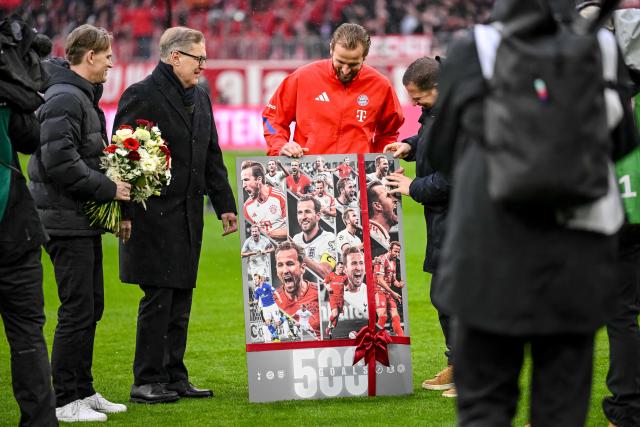 21 February 2026, Bavaria, Munich: Bayern's sporting director Christoph Freund (L), CEO Jan-Christian Dreesen and sporting director Max Eberl (R) honored Harry Kane for scoring 500 goals during a ceremony before the German Bundesliga soccer match between Bayern Munich and Eintracht Frankfurt at Allianz Arena. Photo: Harry Langer/dpa - WICHTIGER HINWEIS: Gemäß den Vorgaben der DFL Deutsche Fußball Liga bzw. des DFB Deutscher Fußball-Bund ist es untersagt, in dem Stadion und/oder vom Spiel angefertigte Fotoaufnahmen in Form von Sequenzbildern und/oder videoähnlichen Fotostrecken zu verwerten bzw. verwerten zu lassen.