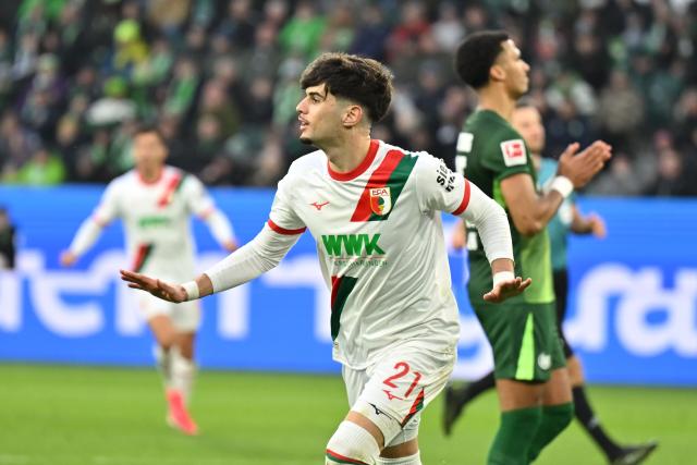 21 February 2026, Lower Saxony, Wolfsburg: Augsburg's Rodrigo Ribeiro celebrates scoring his side's first goal during the German Bundesliga soccer match between VfL Wolfsburg and FC Augsburg at Volkswagen Arena. Photo: Swen Pförtner/dpa - WICHTIGER HINWEIS: Gemäß den Vorgaben der DFL Deutsche Fußball Liga bzw. des DFB Deutscher Fußball-Bund ist es untersagt, in dem Stadion und/oder vom Spiel angefertigte Fotoaufnahmen in Form von Sequenzbildern und/oder videoähnlichen Fotostrecken zu verwerten bzw. verwerten zu lassen.