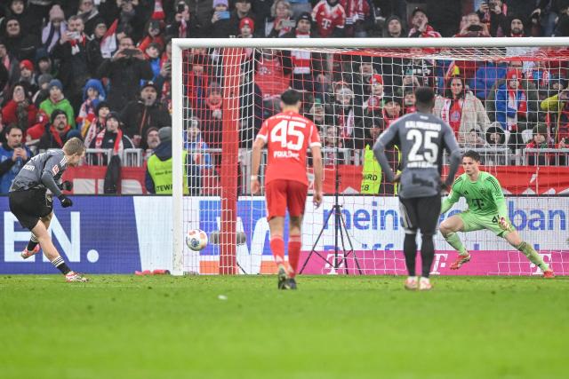 21 February 2026, Bavaria, Munich: Eintracht Frankfurt's Jonathan Burkardt (L) scores his side's first goal during the German Bundesliga soccer match between Bayern Munich and Eintracht Frankfurt at Allianz Arena. Photo: Harry Langer/dpa - WICHTIGER HINWEIS: Gemäß den Vorgaben der DFL Deutsche Fußball Liga bzw. des DFB Deutscher Fußball-Bund ist es untersagt, in dem Stadion und/oder vom Spiel angefertigte Fotoaufnahmen in Form von Sequenzbildern und/oder videoähnlichen Fotostrecken zu verwerten bzw. verwerten zu lassen.