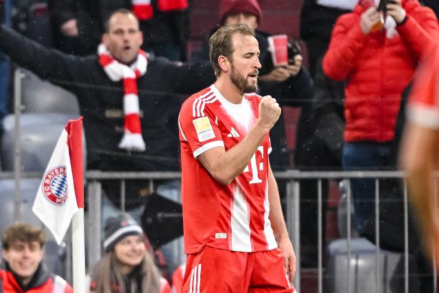 21 February 2026, Bavaria, Munich: Bayern Munich's Harry Kane celebrate scoring his side's third goal during the German Bundesliga soccer match between Bayern Munich and Eintracht Frankfurt at Allianz Arena. Photo: Harry Langer/dpa - WICHTIGER HINWEIS: Gemäß den Vorgaben der DFL Deutsche Fußball Liga bzw. des DFB Deutscher Fußball-Bund ist es untersagt, in dem Stadion und/oder vom Spiel angefertigte Fotoaufnahmen in Form von Sequenzbildern und/oder videoähnlichen Fotostrecken zu verwerten bzw. verwerten zu lassen.