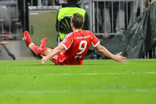 21 February 2026, Bavaria, Munich: Bayern Munich's Harry Kane celebrate scoring his side's third goal during the German Bundesliga soccer match between Bayern Munich and Eintracht Frankfurt at Allianz Arena. Photo: Harry Langer/dpa - WICHTIGER HINWEIS: Gemäß den Vorgaben der DFL Deutsche Fußball Liga bzw. des DFB Deutscher Fußball-Bund ist es untersagt, in dem Stadion und/oder vom Spiel angefertigte Fotoaufnahmen in Form von Sequenzbildern und/oder videoähnlichen Fotostrecken zu verwerten bzw. verwerten zu lassen.