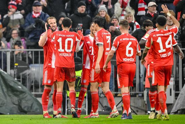 21 February 2026, Bavaria, Munich: Bayern Munich's Harry Kane (L) celebrate scoring his side's third goal with teammates during the German Bundesliga soccer match between Bayern Munich and Eintracht Frankfurt at Allianz Arena. Photo: Harry Langer/dpa - WICHTIGER HINWEIS: Gemäß den Vorgaben der DFL Deutsche Fußball Liga bzw. des DFB Deutscher Fußball-Bund ist es untersagt, in dem Stadion und/oder vom Spiel angefertigte Fotoaufnahmen in Form von Sequenzbildern und/oder videoähnlichen Fotostrecken zu verwerten bzw. verwerten zu lassen.