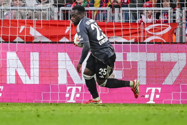 21 February 2026, Bavaria, Munich: Eintracht Frankfurt's Arnaud Kalimuendo celebrates scoring his side's second goal during the German Bundesliga soccer match between Bayern Munich and Eintracht Frankfurt at Allianz Arena. Photo: Harry Langer/dpa - WICHTIGER HINWEIS: Gemäß den Vorgaben der DFL Deutsche Fußball Liga bzw. des DFB Deutscher Fußball-Bund ist es untersagt, in dem Stadion und/oder vom Spiel angefertigte Fotoaufnahmen in Form von Sequenzbildern und/oder videoähnlichen Fotostrecken zu verwerten bzw. verwerten zu lassen.