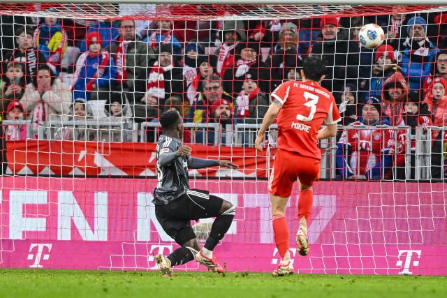 21 February 2026, Bavaria, Munich: Eintracht Frankfurt's Arnaud Kalimuendo scores his side's second goal during the German Bundesliga soccer match between Bayern Munich and Eintracht Frankfurt at Allianz Arena. Photo: Harry Langer/dpa - WICHTIGER HINWEIS: Gemäß den Vorgaben der DFL Deutsche Fußball Liga bzw. des DFB Deutscher Fußball-Bund ist es untersagt, in dem Stadion und/oder vom Spiel angefertigte Fotoaufnahmen in Form von Sequenzbildern und/oder videoähnlichen Fotostrecken zu verwerten bzw. verwerten zu lassen.