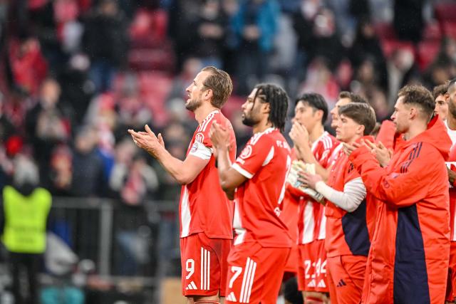 21 February 2026, Bavaria, Munich: Bayern Munich's Harry Kane (L) and his teammates thank the fans after the German Bundesliga soccer match between Bayern Munich and Eintracht Frankfurt at Allianz Arena. Photo: Harry Langer/dpa - WICHTIGER HINWEIS: Gemäß den Vorgaben der DFL Deutsche Fußball Liga bzw. des DFB Deutscher Fußball-Bund ist es untersagt, in dem Stadion und/oder vom Spiel angefertigte Fotoaufnahmen in Form von Sequenzbildern und/oder videoähnlichen Fotostrecken zu verwerten bzw. verwerten zu lassen.