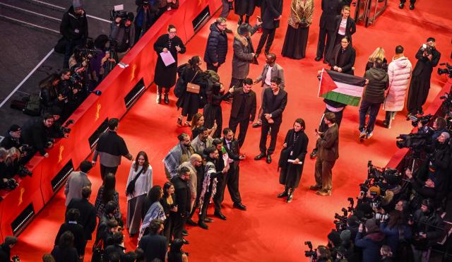21 February 2026, Berlin: A Palestinian flag is displayed on the red carpet in front of the Berlinale Palast during the 76th Berlin International Film Festival. Photo: Britta Pedersen/dpa
