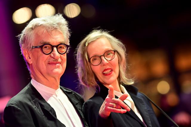 21 February 2026, Berlin: Berlin International Film Festival Jury president Wim Wenders and his wife Donata stand on the red carpet in front of the Berlinale Palast upon arrival at the Berlinale awards ceremony of the 76th Berlin International Film Festival. Photo: Sebastian Christoph Gollnow/dpa