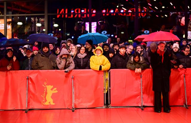 21 February 2026, Berlin: Spectators wait in rainy weather for guests to arrive at the Berlinale awards ceremony on the red carpet in front of the Berlinale Palast during the 76th Berlin International Film Festival. Photo: Sebastian Christoph Gollnow/dpa