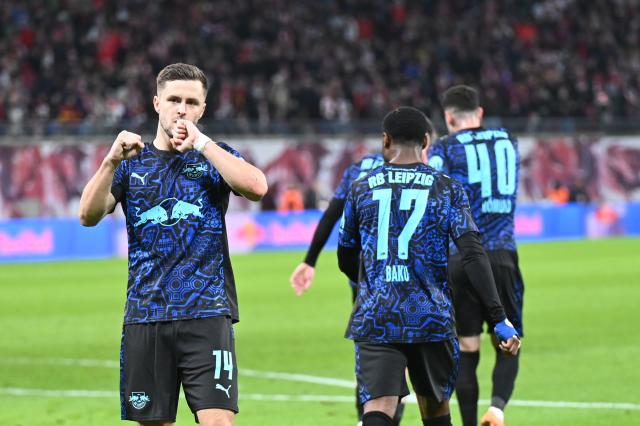 21 February 2026, Saxony, Leipzig: Leipzig's Christoph Baumgartner (L) celebrates scoring his side's first goal during the German Bundesliga soccer match between RB Leipzig and Borussia Dortmund at Red Bull Arena. Photo: David Hammersen/dpa - WICHTIGER HINWEIS: Gemäß den Vorgaben der DFL Deutsche Fußball Liga bzw. des DFB Deutscher Fußball-Bund ist es untersagt, in dem Stadion und/oder vom Spiel angefertigte Fotoaufnahmen in Form von Sequenzbildern und/oder videoähnlichen Fotostrecken zu verwerten bzw. verwerten zu lassen.