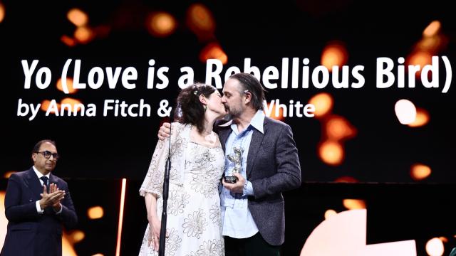 21 February 2026, Berlin: US director Anna Fitch and and Banker White receive the Silver Bear for Outstanding Artistic Achievement during the award ceremony of the 76th Berlin International Film Festival. Photo: Christoph Soeder/dpa