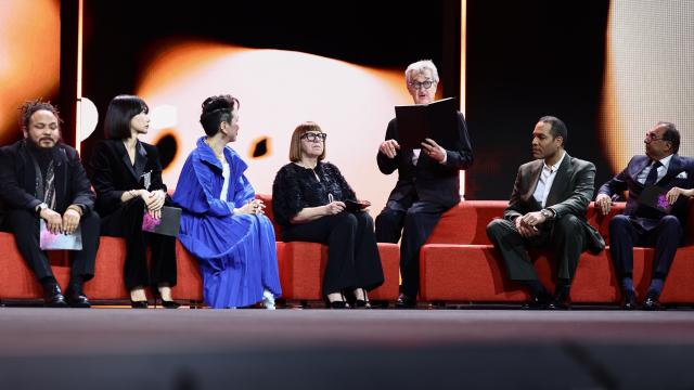 21 February 2026, Berlin: Berlin International Film Festival Jury president Wim Wenders (C) speaks on stage during the awards ceremony at the closing gala  of the 76th Berlin International Film Festival. Photo: Christoph Soeder/dpa