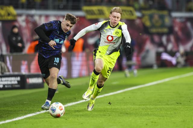 21 February 2026, Saxony, Leipzig: Leipzig's Brajan Gruda (L) and Borussia Dortmund's Daniel Svensson battle for the ball during the German Bundesliga soccer match between RB Leipzig and Borussia Dortmund at Red Bull Arena. Photo: Jan Woitas/dpa - WICHTIGER HINWEIS: Gemäß den Vorgaben der DFL Deutsche Fußball Liga bzw. des DFB Deutscher Fußball-Bund ist es untersagt, in dem Stadion und/oder vom Spiel angefertigte Fotoaufnahmen in Form von Sequenzbildern und/oder videoähnlichen Fotostrecken zu verwerten bzw. verwerten zu lassen.