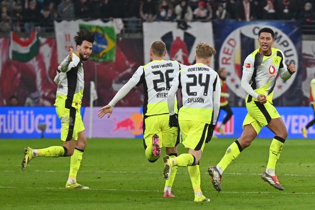 21 February 2026, Saxony, Leipzig: (L-R) Borussia Dortmund's Ramy Bensebaini, Julian Ryerson, Niklas Suele and Jobe Bellingham celebrate their side's first goal during the German Bundesliga soccer match between RB Leipzig and Borussia Dortmund at Red Bull Arena. Photo: David Hammersen/dpa - WICHTIGER HINWEIS: Gemäß den Vorgaben der DFL Deutsche Fußball Liga bzw. des DFB Deutscher Fußball-Bund ist es untersagt, in dem Stadion und/oder vom Spiel angefertigte Fotoaufnahmen in Form von Sequenzbildern und/oder videoähnlichen Fotostrecken zu verwerten bzw. verwerten zu lassen.