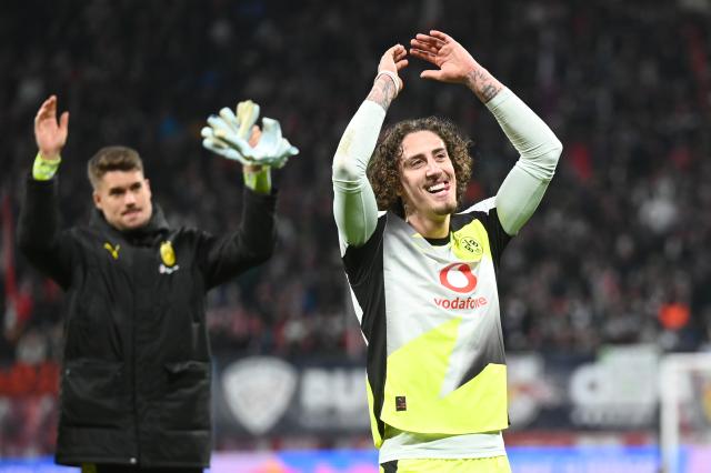 21 February 2026, Saxony, Leipzig: Borussia Dortmund's Fabio Silva celebrates with fans after the German Bundesliga soccer match between RB Leipzig and Borussia Dortmund at Red Bull Arena. Photo: David Hammersen/dpa - WICHTIGER HINWEIS: Gemäß den Vorgaben der DFL Deutsche Fußball Liga bzw. des DFB Deutscher Fußball-Bund ist es untersagt, in dem Stadion und/oder vom Spiel angefertigte Fotoaufnahmen in Form von Sequenzbildern und/oder videoähnlichen Fotostrecken zu verwerten bzw. verwerten zu lassen.