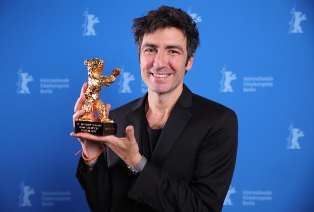 21 February 2026, Berlin: German director Ilker Catak celebrates the Golden Bear for Best Film for the film "Yellow Letters" after the awards ceremony at the closing gala of the 76th Berlin International Film Festival. Photo: Ronny Hartmann/POOL AFP/dpa