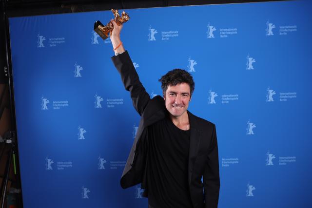 21 February 2026, Berlin: German director Ilker Catak celebrates the Golden Bear for Best Film for the film "Yellow Letters" after the awards ceremony at the closing gala of the 76th Berlin International Film Festival. Photo: Ronny Hartmann/POOL AFP/dpa