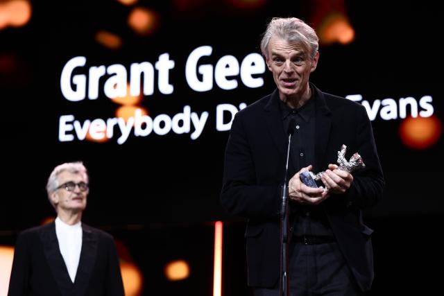 21 February 2026, Berlin: British film-maker Grant Gee receives the Silver Bear for Best Director for the film "Everybody Digs Bill Evans" on stage during the awards ceremony at the closing gala of the 76th Berlin International Film Festival. Photo: Christoph Soeder/dpa