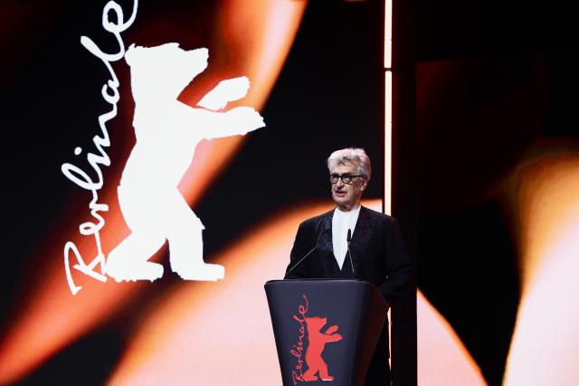 21 February 2026, Berlin: Berlin International Film Festival Jury president Wim Wenders (C) speaks on stage during the awards ceremony at the closing gala  of the 76th Berlin International Film Festival. Photo: Christoph Soeder/dpa