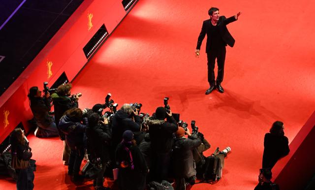 21 February 2026, Berlin: German director Ilker Catak celebrates the Golden Bear for Best Film for the film "Yellow Letters" after the awards ceremony at the closing gala of the 76th Berlin International Film Festival. Photo: Britta Pedersen/dpa