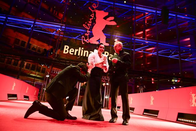 21 February 2026, Berlin: German director Ilker Catak (L) celebrates the Golden Bear for Best Film for the film "Yellow Letters" with Turkish actors Oezgue Namal (C) and Tansu Bicer after the awards ceremony at the closing gala of the 76th Berlin International Film Festival. Photo: Sebastian Christoph Gollnow/dpa