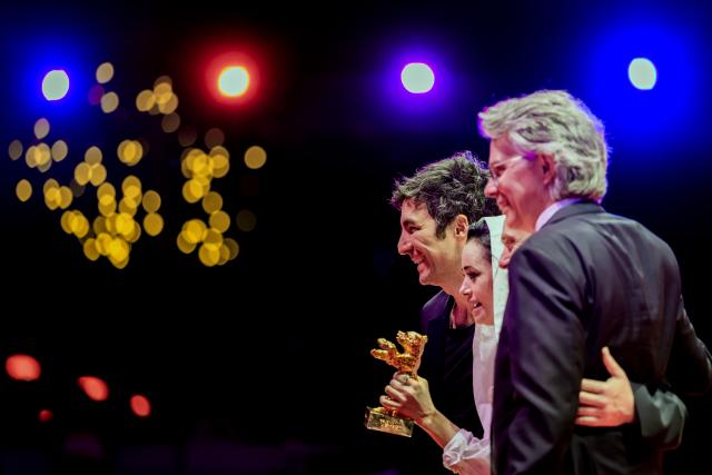 21 February 2026, Berlin: (L-R) Ilker Catak, director of the film "Yellow Letters", Oezgue Namal, Tansu Bicer and producer Ingo Fliess celebrate with their award, the Golden Bear for Best Film, after the award ceremony of the 76th Berlin International Film Festival. Photo: Christoph Soeder/dpa