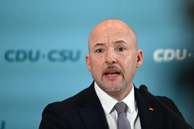 FILED - 13 January 2026, Berlin: Alexander Hoffmann, chairman of the Christian Social Union (CSU) regional group in the German Bundestag, issues a press statement. The Bavaria-based Christian Social Union (CSU) has spoken out against an age limit for social media platforms such as TikTok and Instagram, in a rare break from its alliance with German Chancellor Friedrich Merz's conservatives. Photo: Elisa Schu/dpa