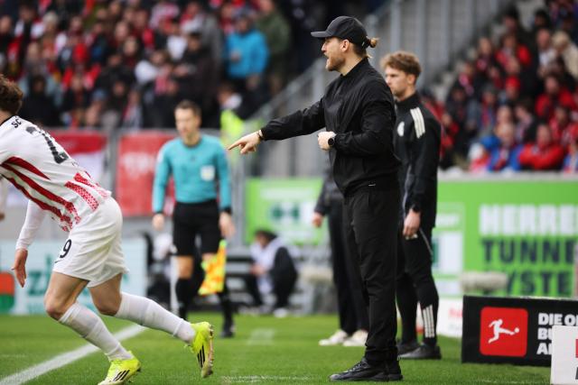 22 February 2026, Baden-Wuerttemberg, Freiburg im Breisgau: Borussia Moenchengladbach coach Eugen Polanski reacts from the tochline during the German Bundesliga soccer match between SC Freiburg and Borussia Moenchengladbach at Europa-Park Stadium. Photo: Philipp von Ditfurth/dpa - WICHTIGER HINWEIS: Gemäß den Vorgaben der DFL Deutsche Fußball Liga bzw. des DFB Deutscher Fußball-Bund ist es untersagt, in dem Stadion und/oder vom Spiel angefertigte Fotoaufnahmen in Form von Sequenzbildern und/oder videoähnlichen Fotostrecken zu verwerten bzw. verwerten zu lassen.