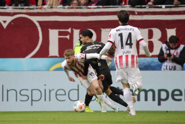 22 February 2026, Baden-Wuerttemberg, Freiburg im Breisgau: Freiburg's Jan-Niklas Beste (L)
and Freiburg's Yuito Suzuki (R) and Borussia Moenchengladbach's Kevin Diks battle for the ball during the German Bundesliga soccer match between SC Freiburg and Borussia Moenchengladbach at Europa-Park Stadium. Photo: Philipp von Ditfurth/dpa - WICHTIGER HINWEIS: Gemäß den Vorgaben der DFL Deutsche Fußball Liga bzw. des DFB Deutscher Fußball-Bund ist es untersagt, in dem Stadion und/oder vom Spiel angefertigte Fotoaufnahmen in Form von Sequenzbildern und/oder videoähnlichen Fotostrecken zu verwerten bzw. verwerten zu lassen.