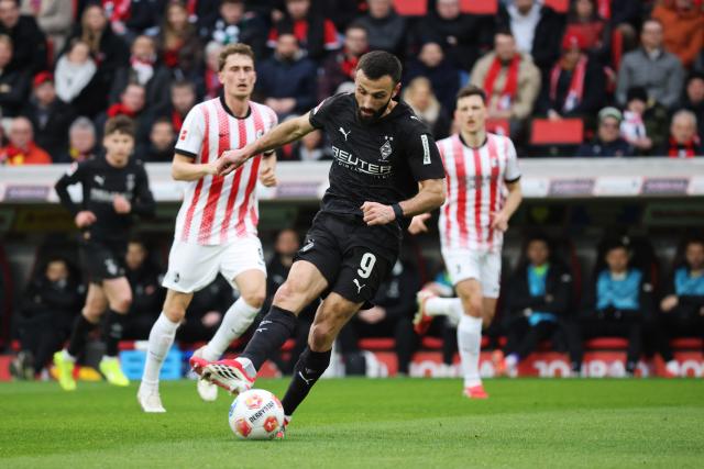 22 February 2026, Baden-Wuerttemberg, Freiburg im Breisgau: Borussia Moenchengladbach's Franck Honorat (F) and Freiburg's Patrick Osterhage  (L) and Freiburg's Maximilian Eggestein (R) battle for ball during the German Bundesliga soccer match between SC Freiburg and Borussia Moenchengladbach at Europa-Park Stadium. Photo: Philipp von Ditfurth/dpa - WICHTIGER HINWEIS: Gemäß den Vorgaben der DFL Deutsche Fußball Liga bzw. des DFB Deutscher Fußball-Bund ist es untersagt, in dem Stadion und/oder vom Spiel angefertigte Fotoaufnahmen in Form von Sequenzbildern und/oder videoähnlichen Fotostrecken zu verwerten bzw. verwerten zu lassen.