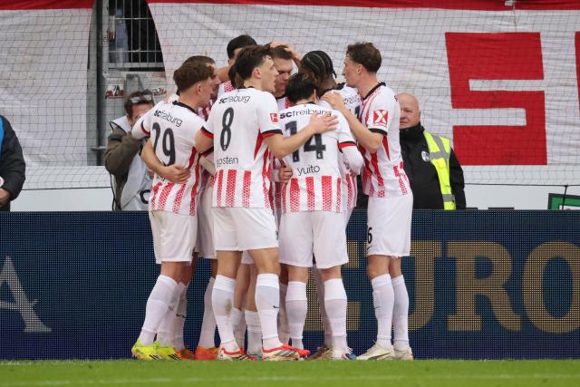 22 February 2026, Baden-Wuerttemberg, Freiburg im Breisgau: Freiburg players celebrate their side's first goal of the game during the German Bundesliga soccer match between SC Freiburg and Borussia Moenchengladbach at Europa-Park Stadium. Photo: Philipp von Ditfurth/dpa - WICHTIGER HINWEIS: Gemäß den Vorgaben der DFL Deutsche Fußball Liga bzw. des DFB Deutscher Fußball-Bund ist es untersagt, in dem Stadion und/oder vom Spiel angefertigte Fotoaufnahmen in Form von Sequenzbildern und/oder videoähnlichen Fotostrecken zu verwerten bzw. verwerten zu lassen.