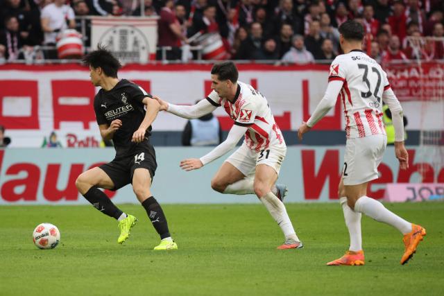 22 February 2026, Baden-Wuerttemberg, Freiburg im Breisgau: Borussia Moenchengladbach's Kota Takai (L) and Freiburg's Igor Matanovic (C) and Freiburg's Vincenzo Grifo (R) battle for the ball during the German Bundesliga soccer match between SC Freiburg and Borussia Moenchengladbach at Europa-Park Stadium. Photo: Philipp von Ditfurth/dpa - WICHTIGER HINWEIS: Gemäß den Vorgaben der DFL Deutsche Fußball Liga bzw. des DFB Deutscher Fußball-Bund ist es untersagt, in dem Stadion und/oder vom Spiel angefertigte Fotoaufnahmen in Form von Sequenzbildern und/oder videoähnlichen Fotostrecken zu verwerten bzw. verwerten zu lassen.