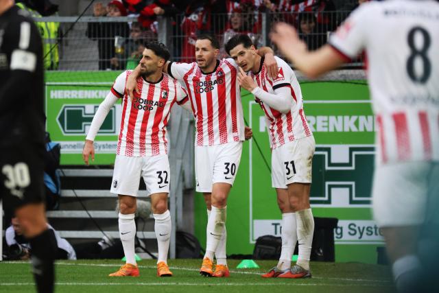 22 February 2026, Baden-Wuerttemberg, Freiburg im Breisgau: (L-R) Freiburg's Vincenzo Grifo, Christian Guenter, and Igor Matanovic celebrate their after scoring their side's second goal of the game during the German Bundesliga soccer match between SC Freiburg and Borussia Moenchengladbach at Europa-Park Stadium. Photo: Philipp von Ditfurth/dpa - WICHTIGER HINWEIS: Gemäß den Vorgaben der DFL Deutsche Fußball Liga bzw. des DFB Deutscher Fußball-Bund ist es untersagt, in dem Stadion und/oder vom Spiel angefertigte Fotoaufnahmen in Form von Sequenzbildern und/oder videoähnlichen Fotostrecken zu verwerten bzw. verwerten zu lassen.