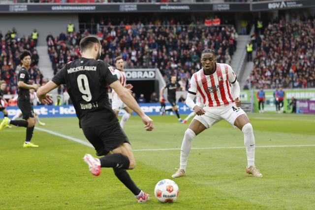 22 February 2026, Baden-Wuerttemberg, Freiburg im Breisgau: Borussia Moenchengladbach's Franck Honorat (L)  and Freiburg's Bruno Ogbus battle for the ball during the German Bundesliga soccer match between SC Freiburg and Borussia Moenchengladbach at Europa-Park Stadium. Photo: Philipp von Ditfurth/dpa - WICHTIGER HINWEIS: Gemäß den Vorgaben der DFL Deutsche Fußball Liga bzw. des DFB Deutscher Fußball-Bund ist es untersagt, in dem Stadion und/oder vom Spiel angefertigte Fotoaufnahmen in Form von Sequenzbildern und/oder videoähnlichen Fotostrecken zu verwerten bzw. verwerten zu lassen.