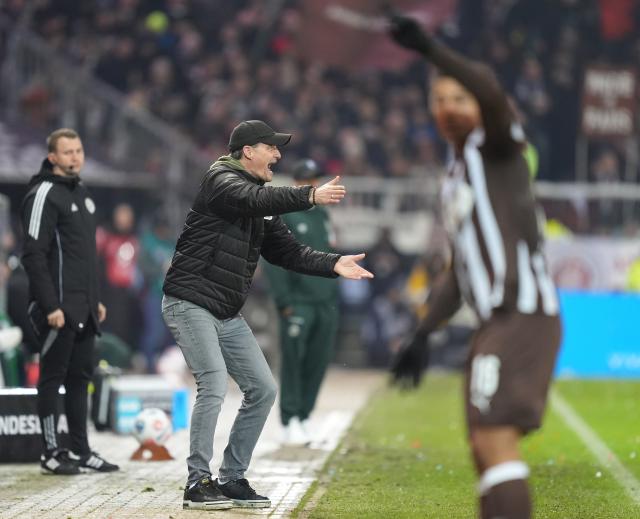 22 February 2026, Hamburg: FC St. Pauli coach Alexander Blessin gestures to his players from the touchlines during the German Bundesliga soccer match between FC St. Pauli and Werder Bremen at Millerntor Stadium. Photo: Marcus Brandt/dpa - WICHTIGER HINWEIS: Gemäß den Vorgaben der DFL Deutsche Fußball Liga bzw. des DFB Deutscher Fußball-Bund ist es untersagt, in dem Stadion und/oder vom Spiel angefertigte Fotoaufnahmen in Form von Sequenzbildern und/oder videoähnlichen Fotostrecken zu verwerten bzw. verwerten zu lassen.