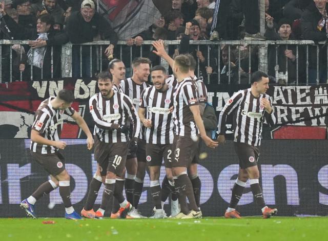 22 February 2026, Hamburg: FC St. Pauli's Hauke Wahl (4th L) celebrates after scoring his side's first goal of the game during the German Bundesliga soccer match between FC St. Pauli and Werder Bremen at Millerntor Stadium. Photo: Marcus Brandt/dpa - WICHTIGER HINWEIS: Gemäß den Vorgaben der DFL Deutsche Fußball Liga bzw. des DFB Deutscher Fußball-Bund ist es untersagt, in dem Stadion und/oder vom Spiel angefertigte Fotoaufnahmen in Form von Sequenzbildern und/oder videoähnlichen Fotostrecken zu verwerten bzw. verwerten zu lassen.