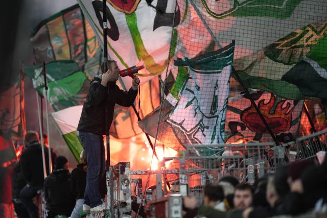 22 February 2026, Hamburg: Bremen fans set off fireworks in the stands during the German Bundesliga soccer match between FC St. Pauli and Werder Bremen at Millerntor Stadium. Photo: Marcus Brandt/dpa - WICHTIGER HINWEIS: Gemäß den Vorgaben der DFL Deutsche Fußball Liga bzw. des DFB Deutscher Fußball-Bund ist es untersagt, in dem Stadion und/oder vom Spiel angefertigte Fotoaufnahmen in Form von Sequenzbildern und/oder videoähnlichen Fotostrecken zu verwerten bzw. verwerten zu lassen.